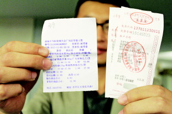 我是超市的收银员,客人刷卡的时候我把商户的