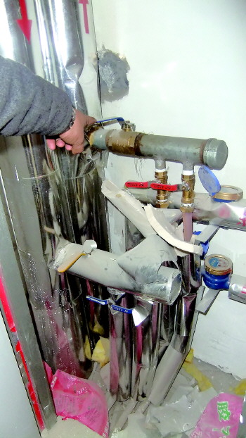 前脚施工,后脚就来偷阀门 -生活日报数字报刊