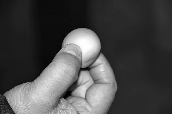 生蛋黄难散开,煮熟后捏不碎把它摔在桌子上还