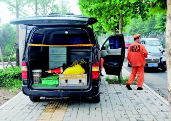 因费用问题,18时38分,殡仪馆工作人员将车后门重新打开.