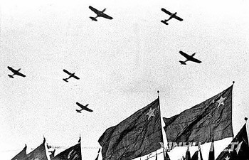 开国大典阅兵式上受阅飞机中有4架带弹