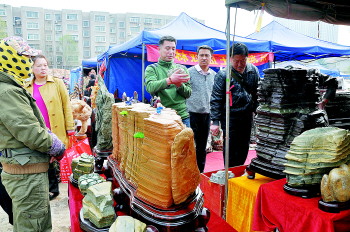 原价几千元的石头现在千把块就卖 - 生活日报数