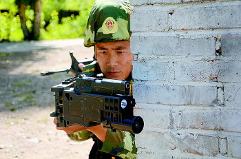 拔枪上膛击中目标只用1.3秒