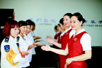 公交驾驶员向空姐取经 - 生活日报数字报刊