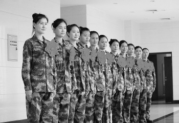 我省11名女兵入选三军仪仗队