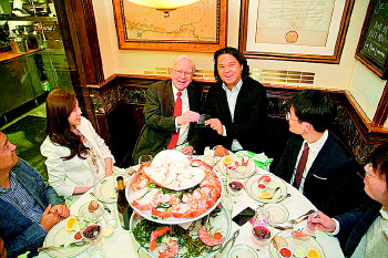 中国商人花234万美元与巴菲特共进午餐 - 生活日报数字报刊