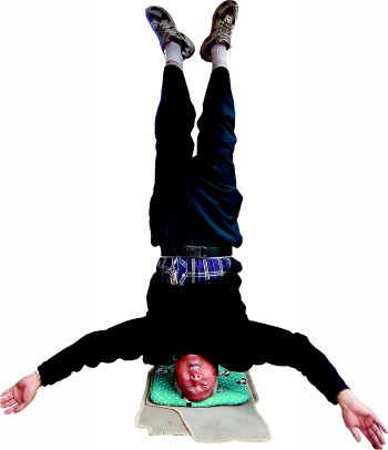 60岁老人每天“拿大顶”1小时 - 生活日报数字报刊