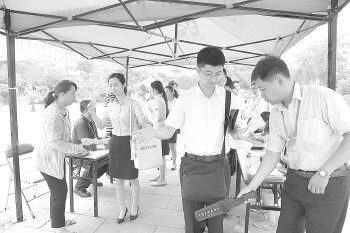 公务员面试一考生报出名字得了零分 - 生活日报