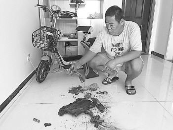 电动车电池突爆炸 新房客厅失火被烧