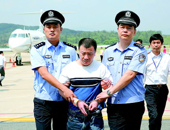 美国首次向中国遣返"红色通缉令"贪官