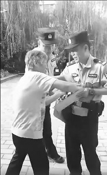 七旬老太卖米被坑八十 出警小哥安抚“还”了一百