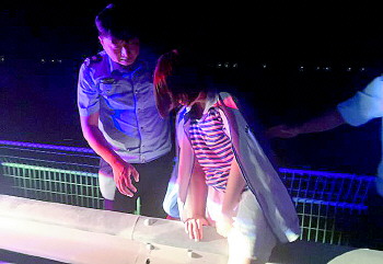 卧虎山水库14岁女孩寻短见家人拌嘴惹大事,妈妈大哭报警