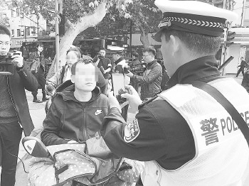 济南开查骑车打电话 一小时罚了4个