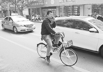 济南开查骑车打电话 一小时罚了4个