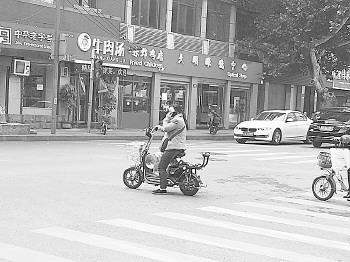 济南开查骑车打电话 一小时罚了4个