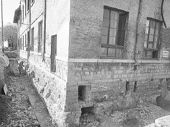 修女楼搬家 160个千斤顶“抬轿”明年三四月份完工