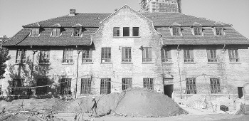 修女楼搬家 160个千斤顶“抬轿”明年三四月份完工